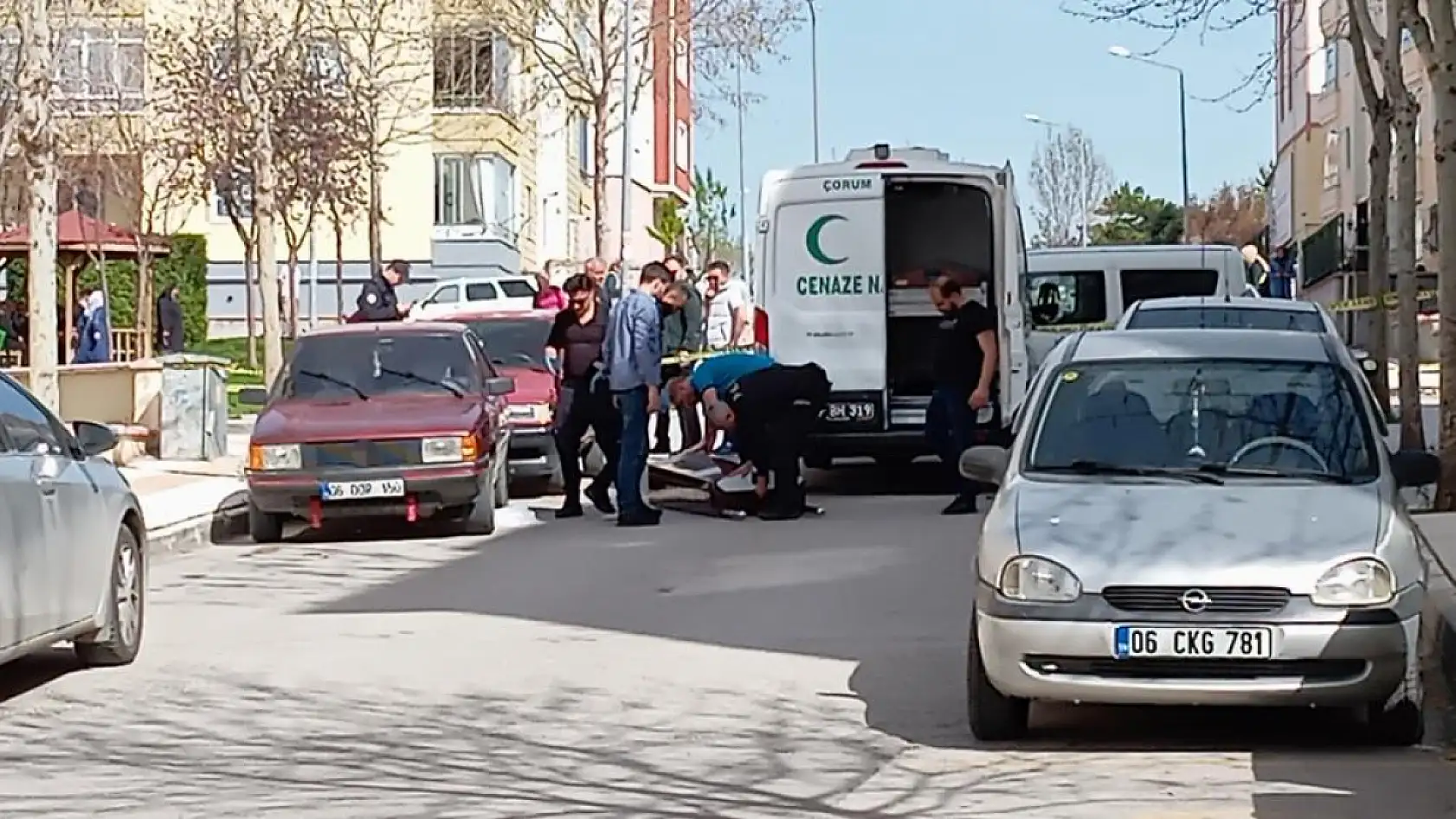 Cezaevi firarisi, eşini öldürmek için gittiği evde polisi görünce kendini vurdu