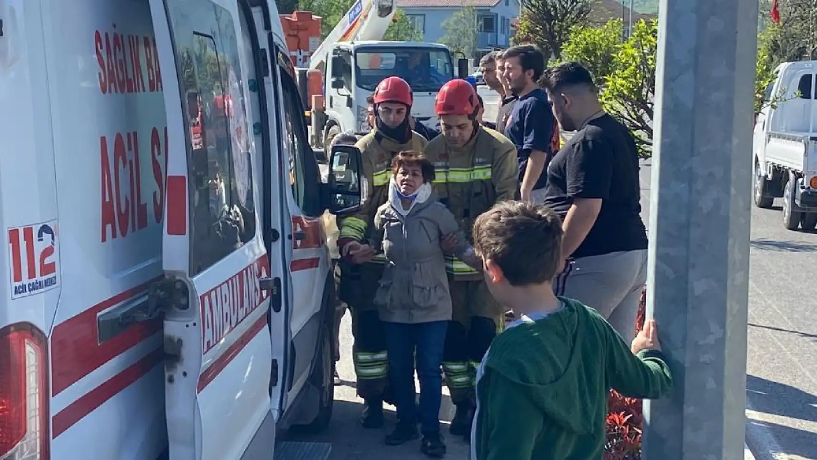 Halk otobüsü elektrik direğine çarptı: Ortalık savaş alanına döndü