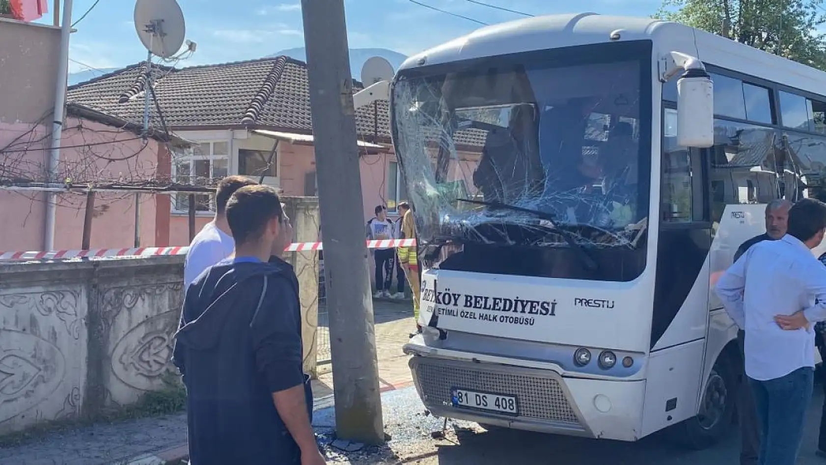 Halk otobüsü elektrik direğine çarptı: Ortalık savaş alanına döndü