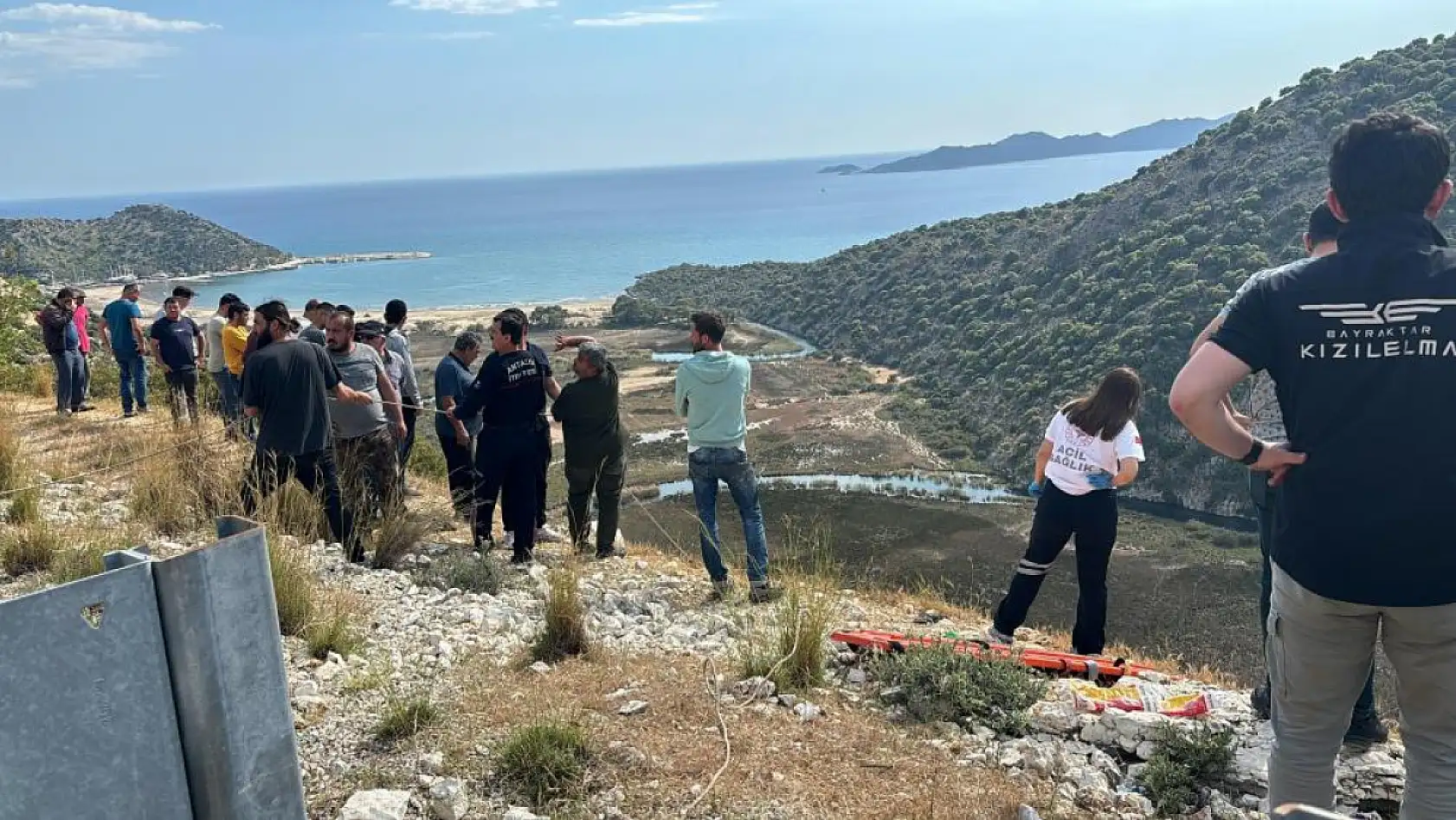 Bariyerlere çarpan kamyon 50 metrelik uçurumdan düştü, 1 kişi hayatını kaybetti