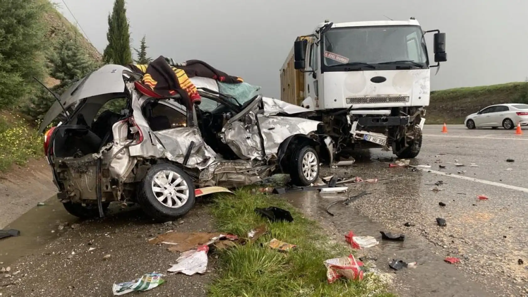 Kamyon ile otomobil çarpıştı 19 ve 23 yaşındaki gençler hayatını kaybetti