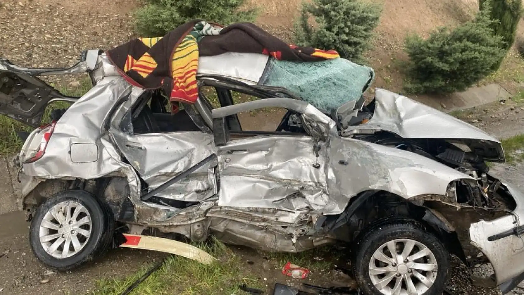 Kamyon ile otomobil çarpıştı 19 ve 23 yaşındaki gençler hayatını kaybetti