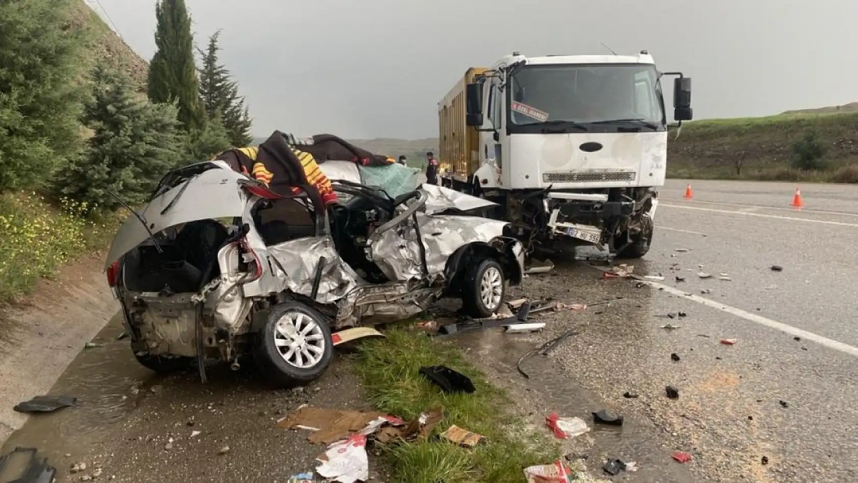 Kamyon ile otomobil çarpıştı 19 ve 23 yaşındaki gençler hayatını kaybetti