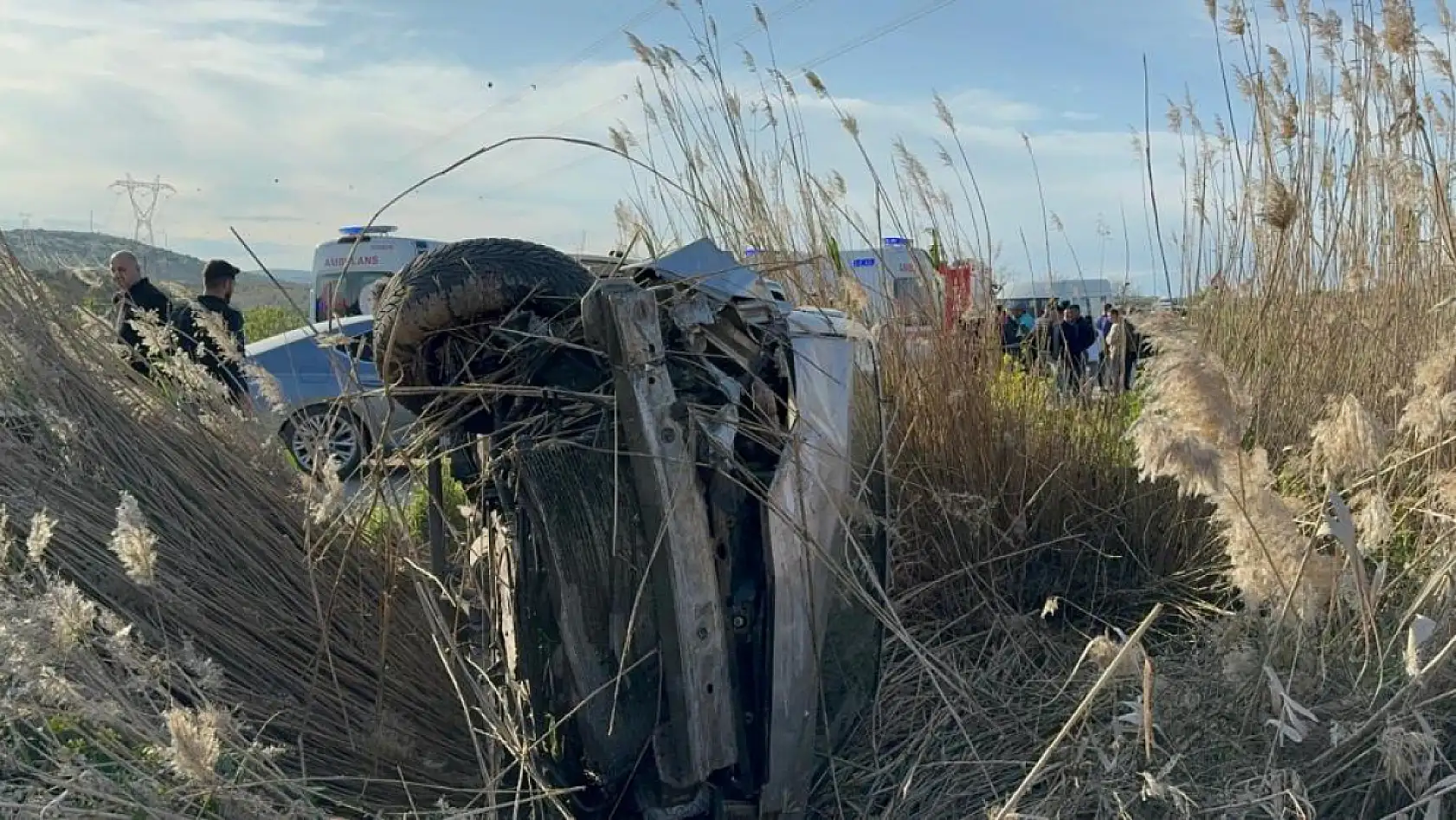 Önündeki aracı solamaya çalışan otomobil, başka bir araca çarptı 6 kişi yaralandı