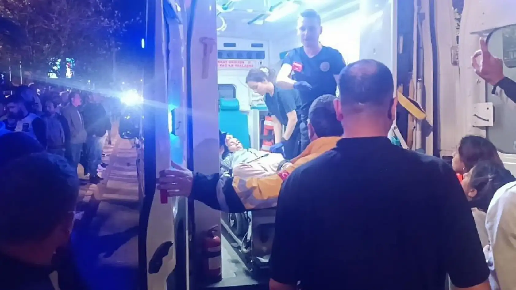 Kadınlar sözlü tartışmaya girdi, kocaları sokak ortasında çatıştı