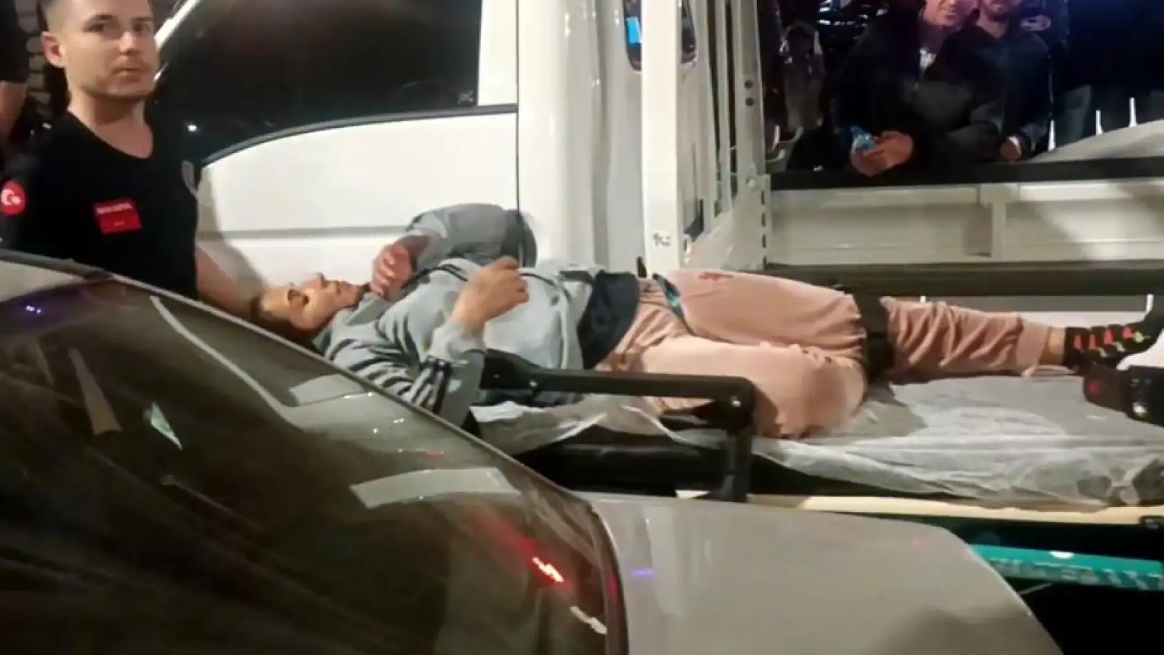 Kadınlar sözlü tartışmaya girdi, kocaları sokak ortasında çatıştı