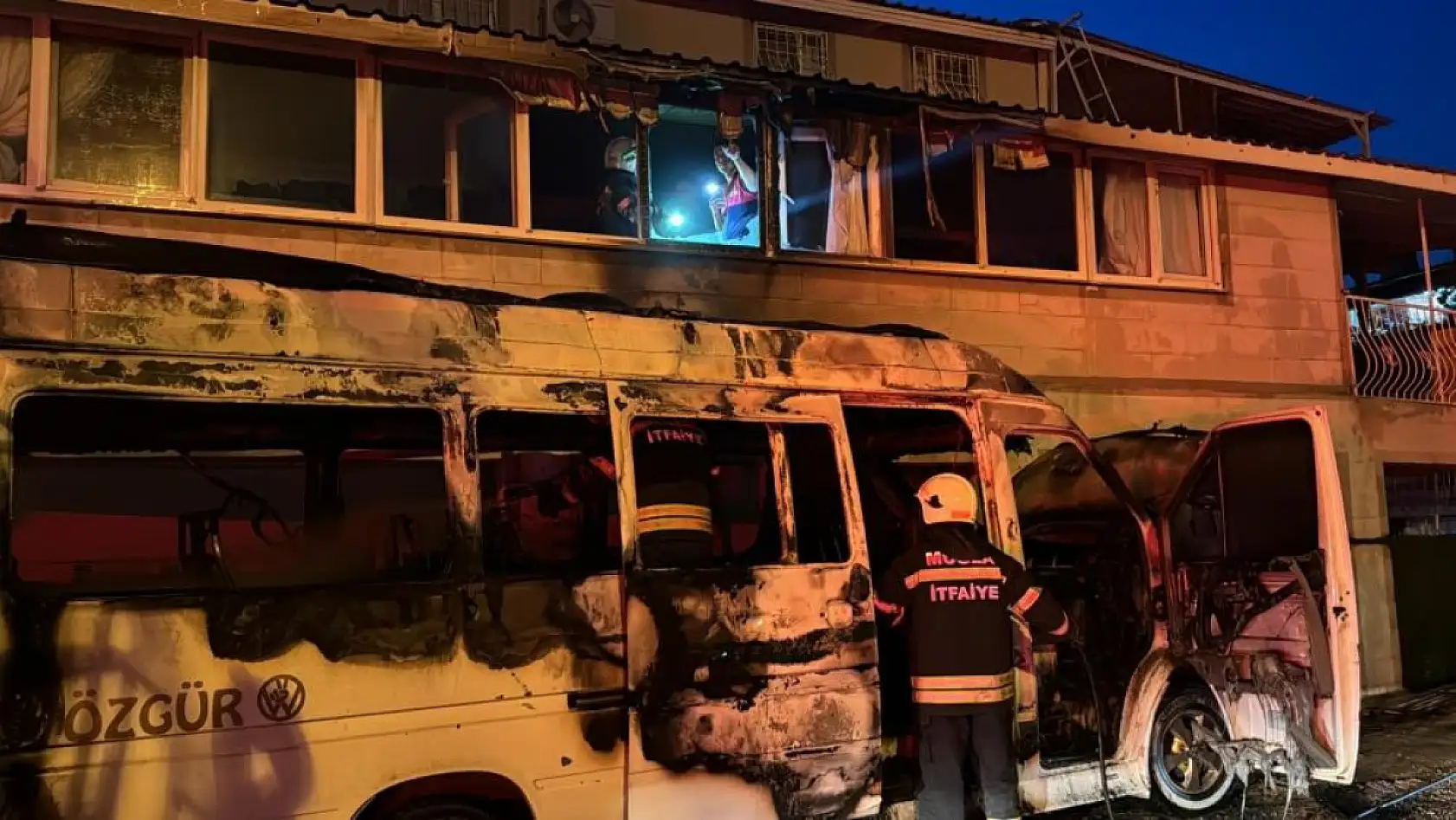 Fethiye'de minibüste yangın çıktı! Alevleri yanındaki binaya sıçradı