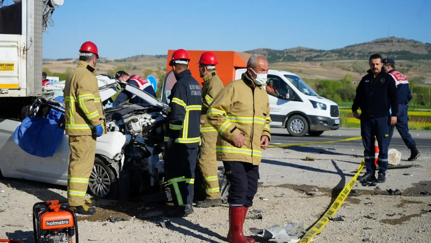 Otomobil, servis aracı bekleyen yayaya ve tır dorsesine çarptı: 1 ölü, 2 ağır yaralı