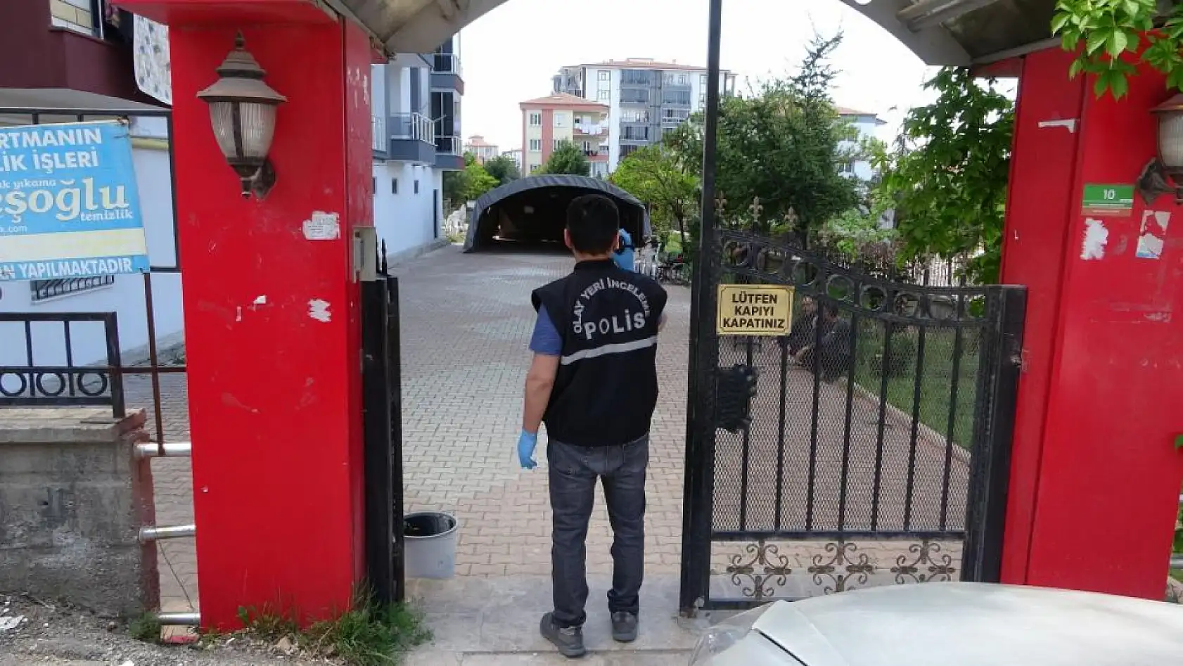 Yaşlı bir adam yalnız yaşadığı evinde oğlu tarafından ölü bulundu