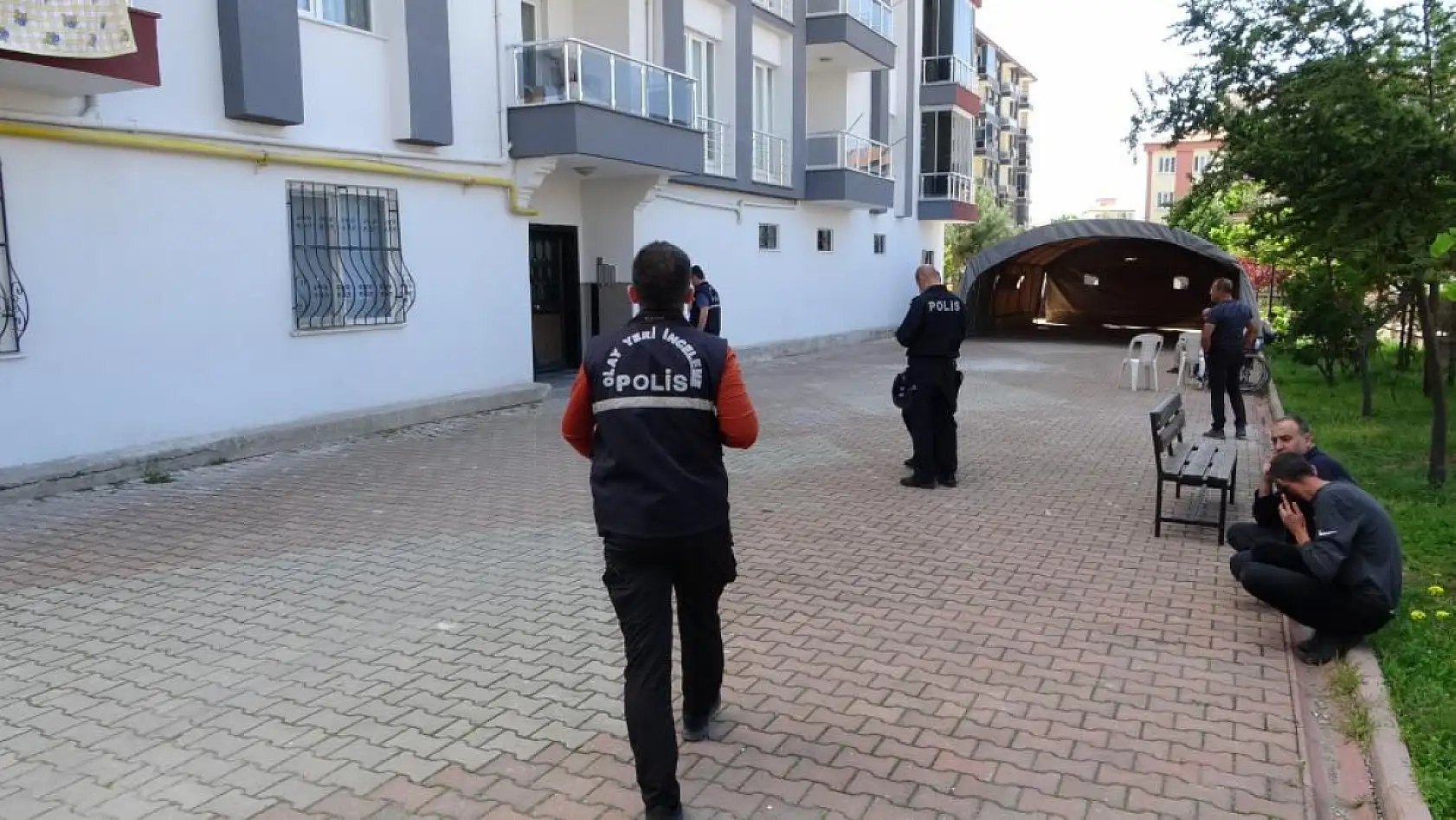 Yaşlı bir adam yalnız yaşadığı evinde oğlu tarafından ölü bulundu