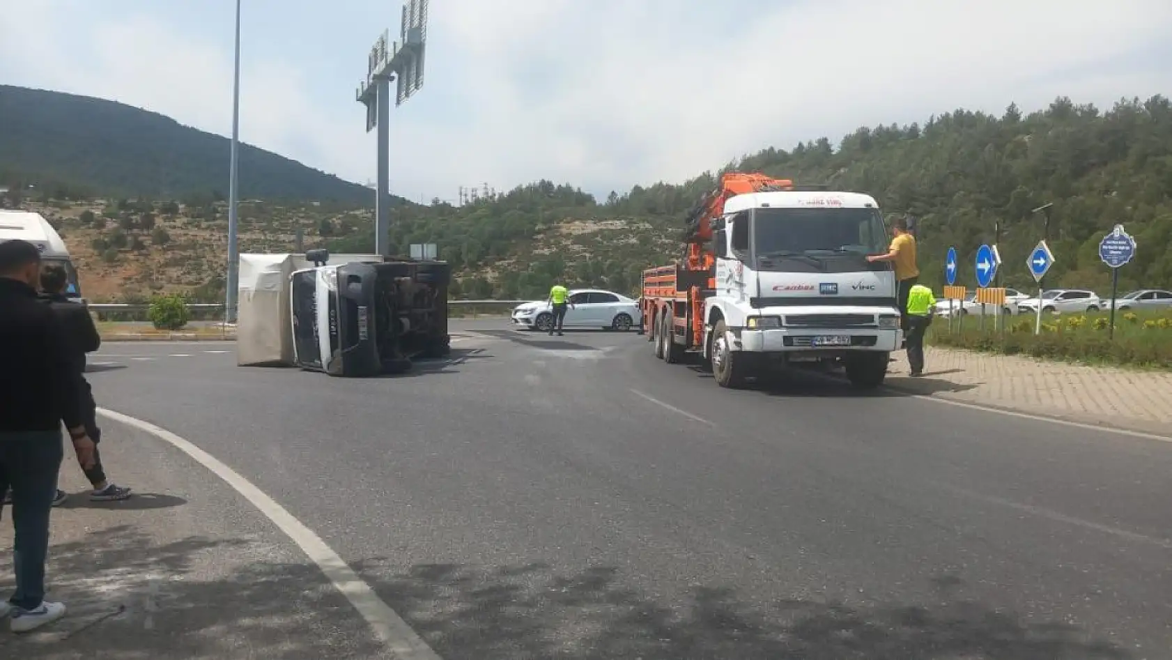 Muğla'da sürücü virajı alamadı, yan yatan kamyonetteki 2 kişi yaralandı