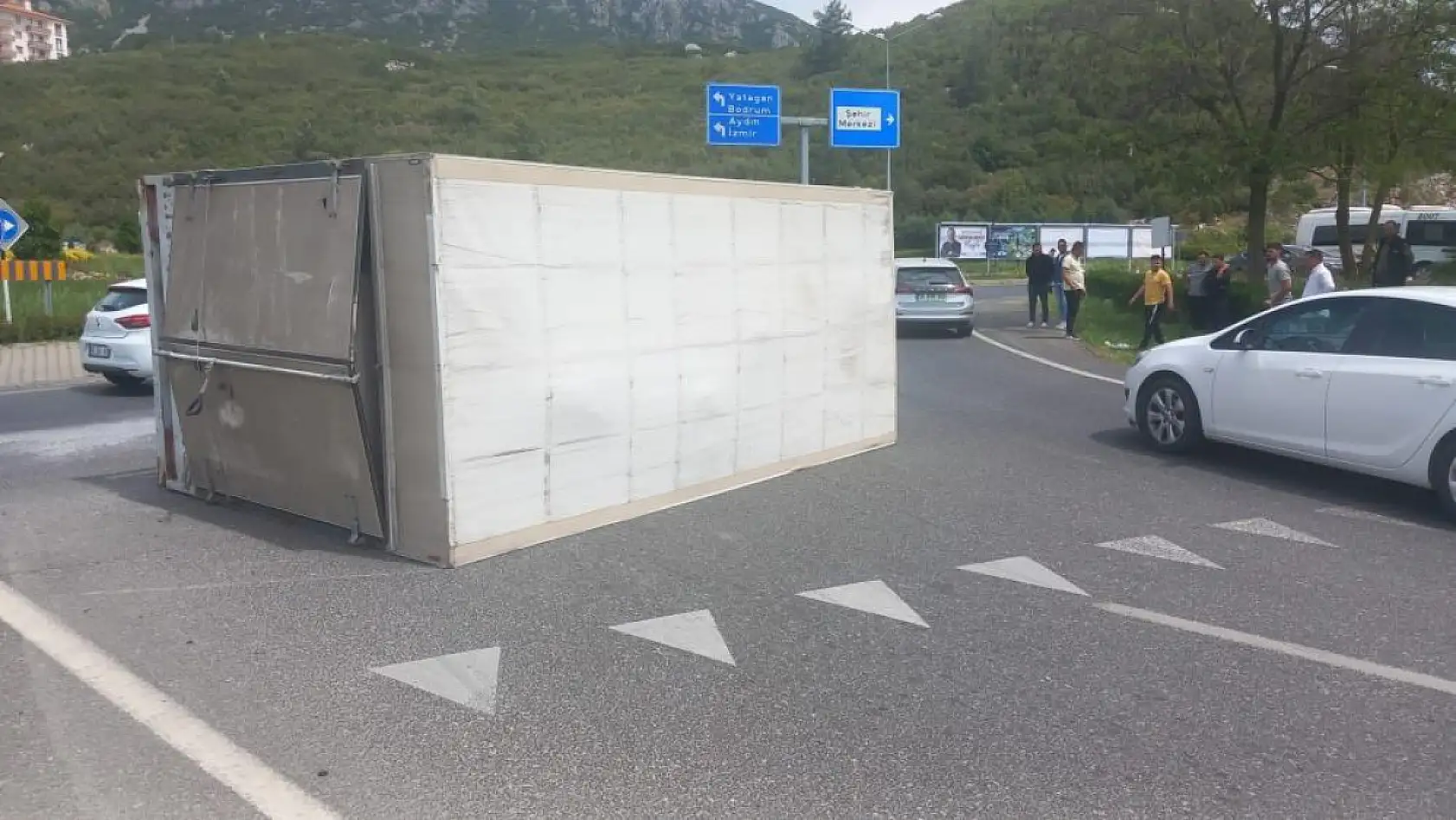 Muğla'da sürücü virajı alamadı, yan yatan kamyonetteki 2 kişi yaralandı