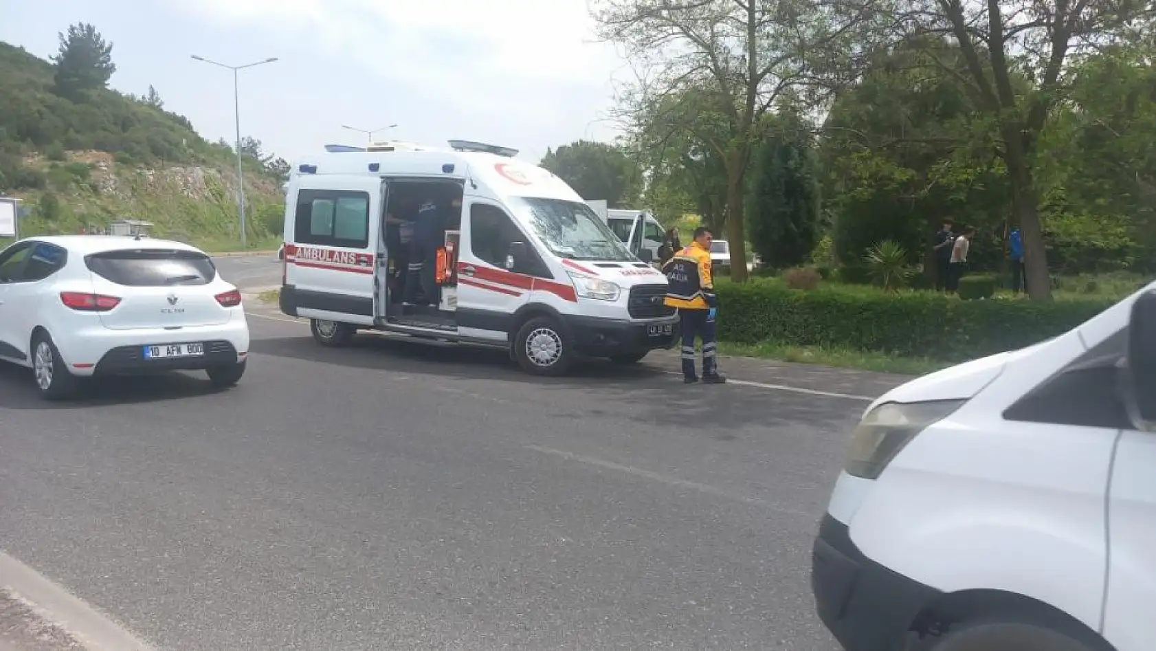 Muğla'da sürücü virajı alamadı, yan yatan kamyonetteki 2 kişi yaralandı