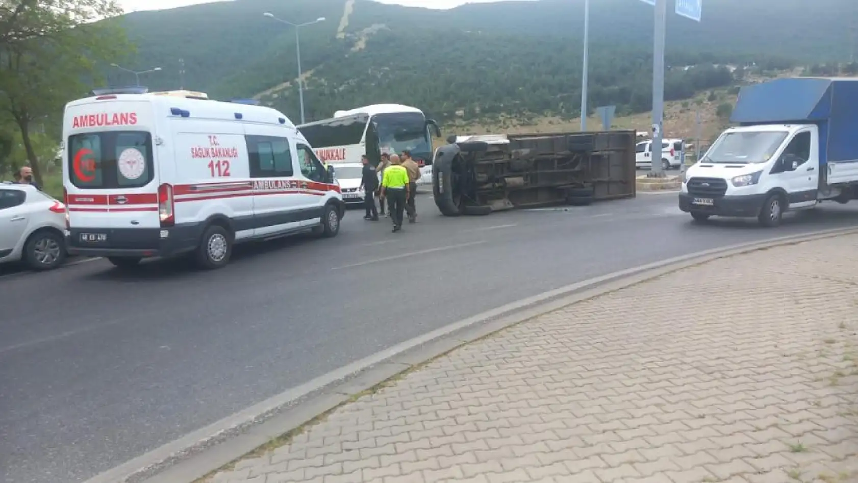 Muğla'da sürücü virajı alamadı, yan yatan kamyonetteki 2 kişi yaralandı