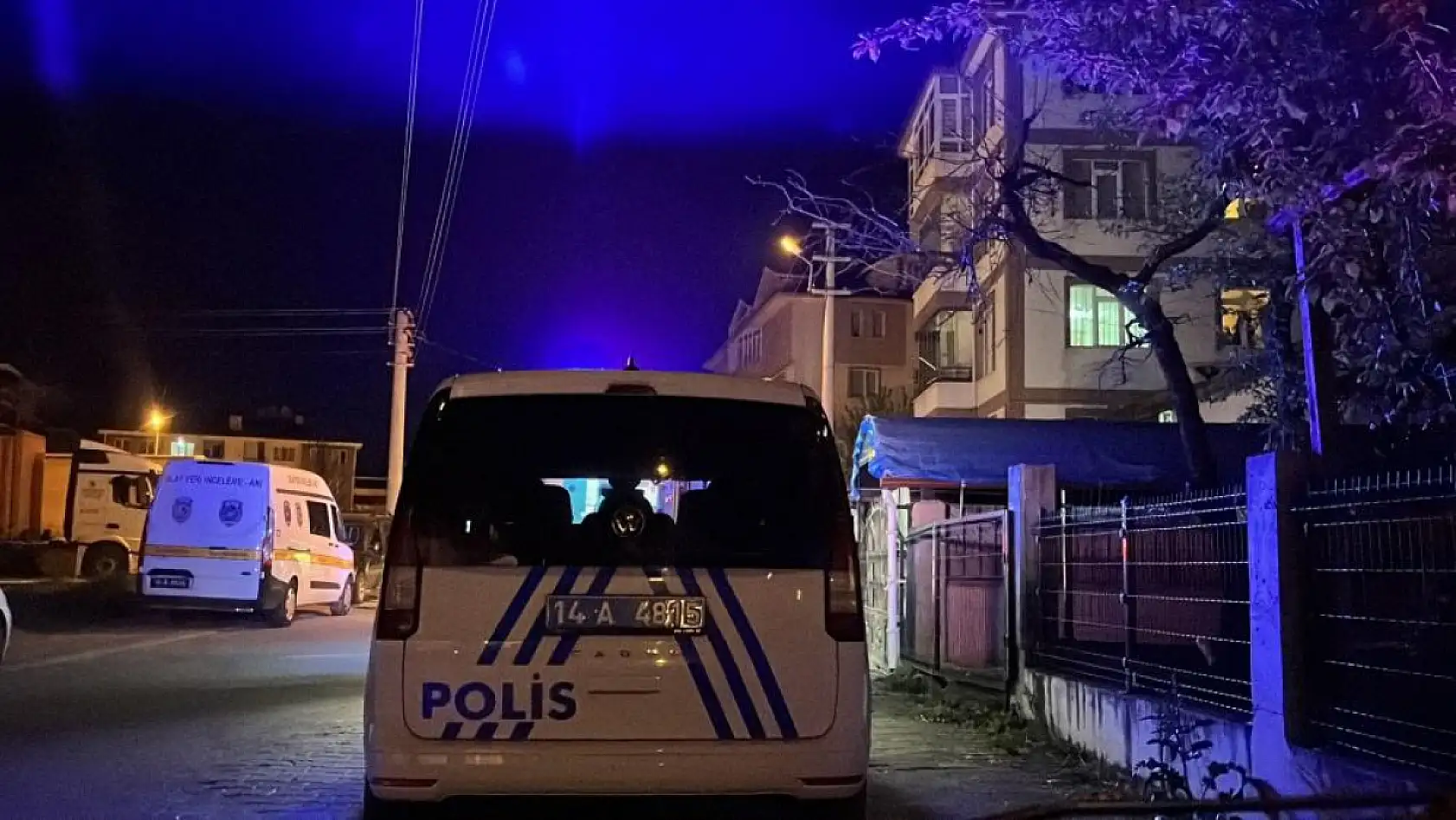 Karısını ve kayınpederini bıçaklayarak öldürdü