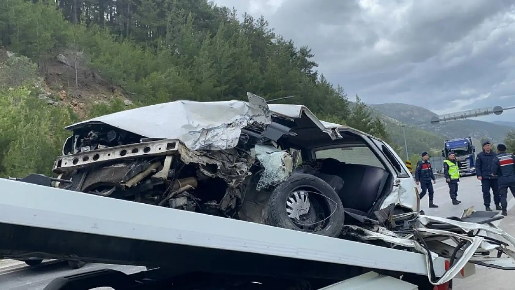 2 otomobil kafa kafaya çarpıştı: 1 ölü, 7 yaralı