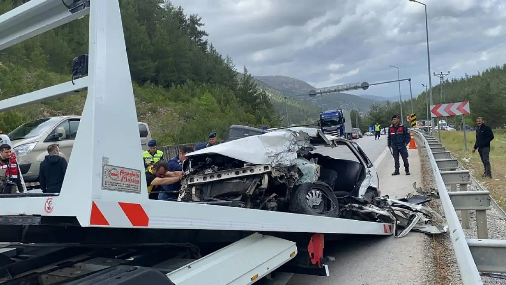 2 otomobil kafa kafaya çarpıştı: 1 ölü, 7 yaralı