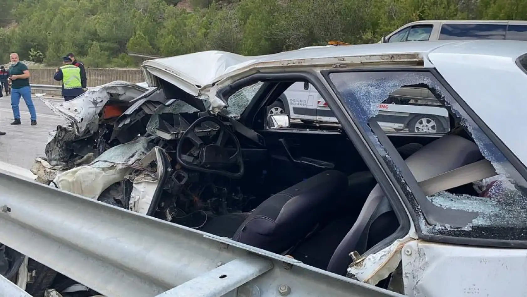 2 otomobil kafa kafaya çarpıştı: 1 ölü, 7 yaralı