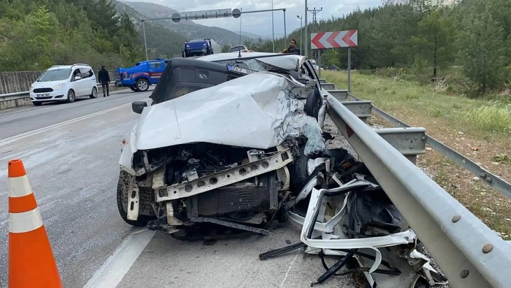 2 otomobil kafa kafaya çarpıştı: 1 ölü, 7 yaralı