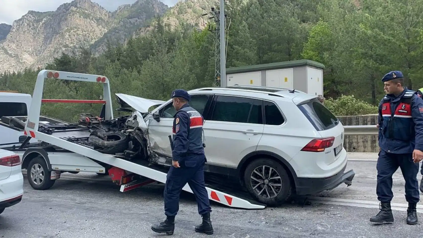 2 otomobil kafa kafaya çarpıştı: 1 ölü, 7 yaralı