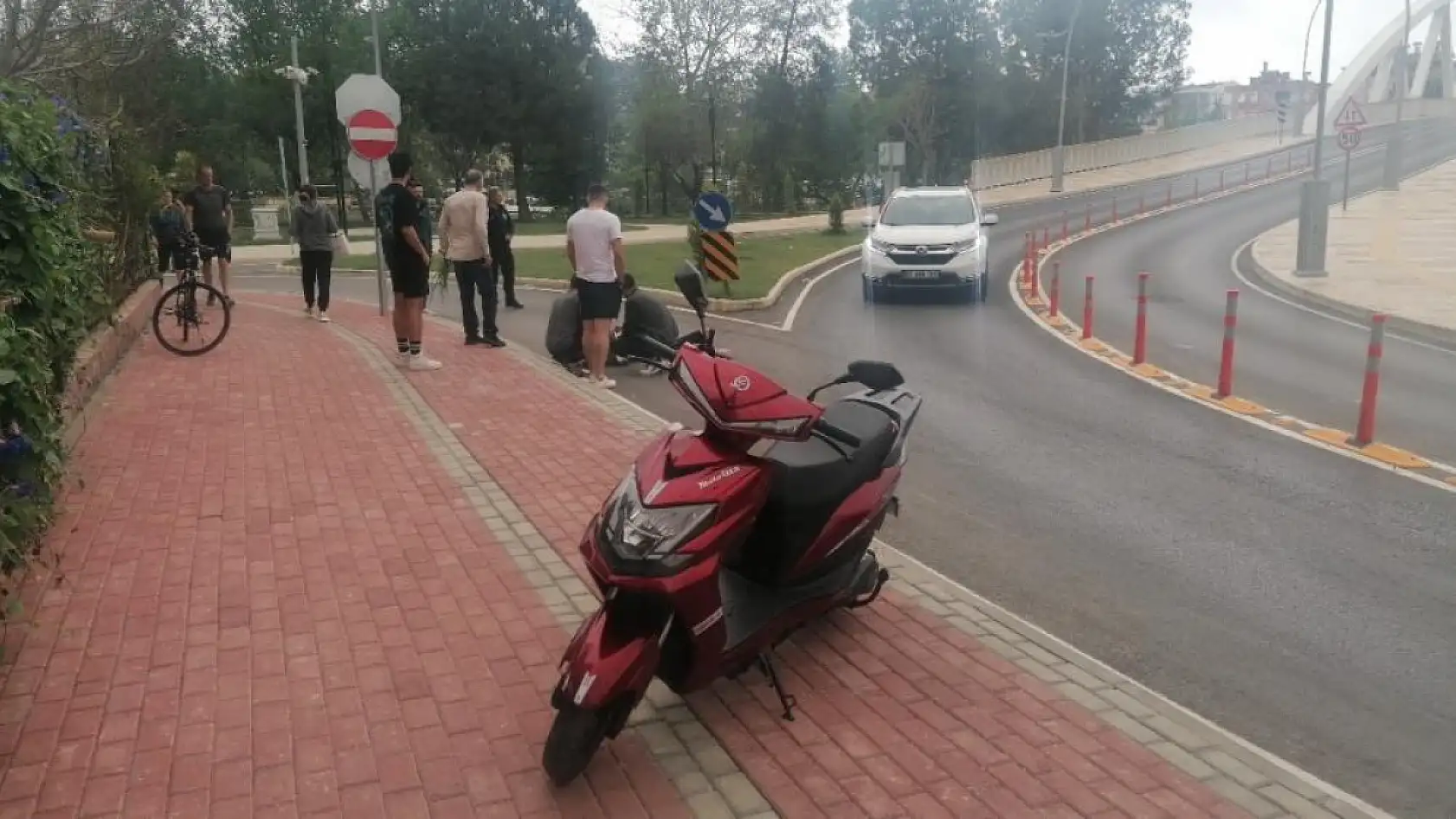 Şiddetli fırtına motosiklet sürücüsünü düşürdü! Az kalsın ölüyordu