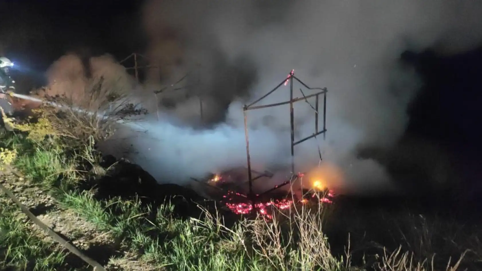 Barakada yangın çıktı 2 köpeği ile feci şekilde can verdi