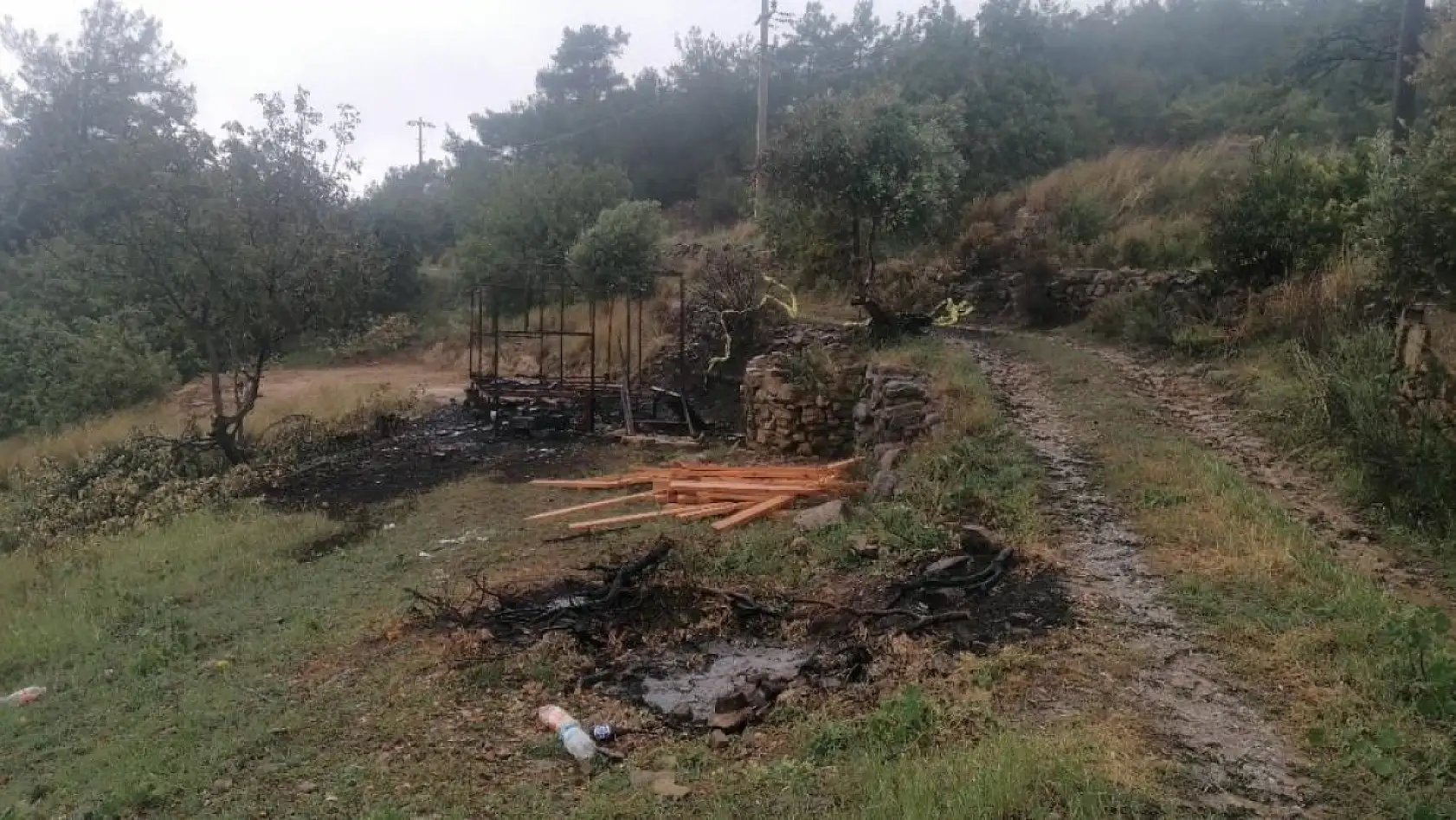 Barakada yangın çıktı 2 köpeği ile feci şekilde can verdi