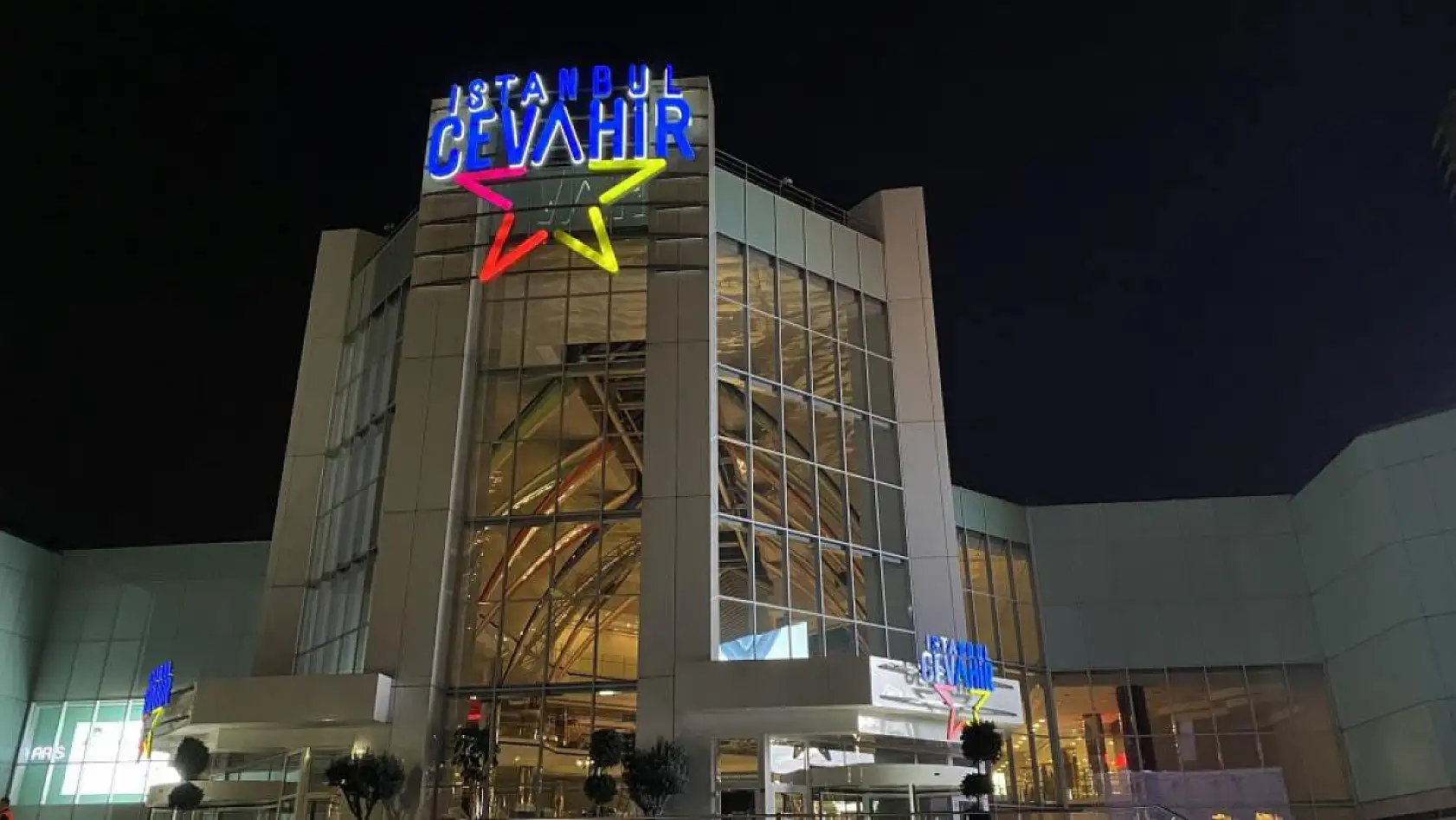 AVM'de korkunç olay: 5. kattan atlayan kadın hayatını kaybetti