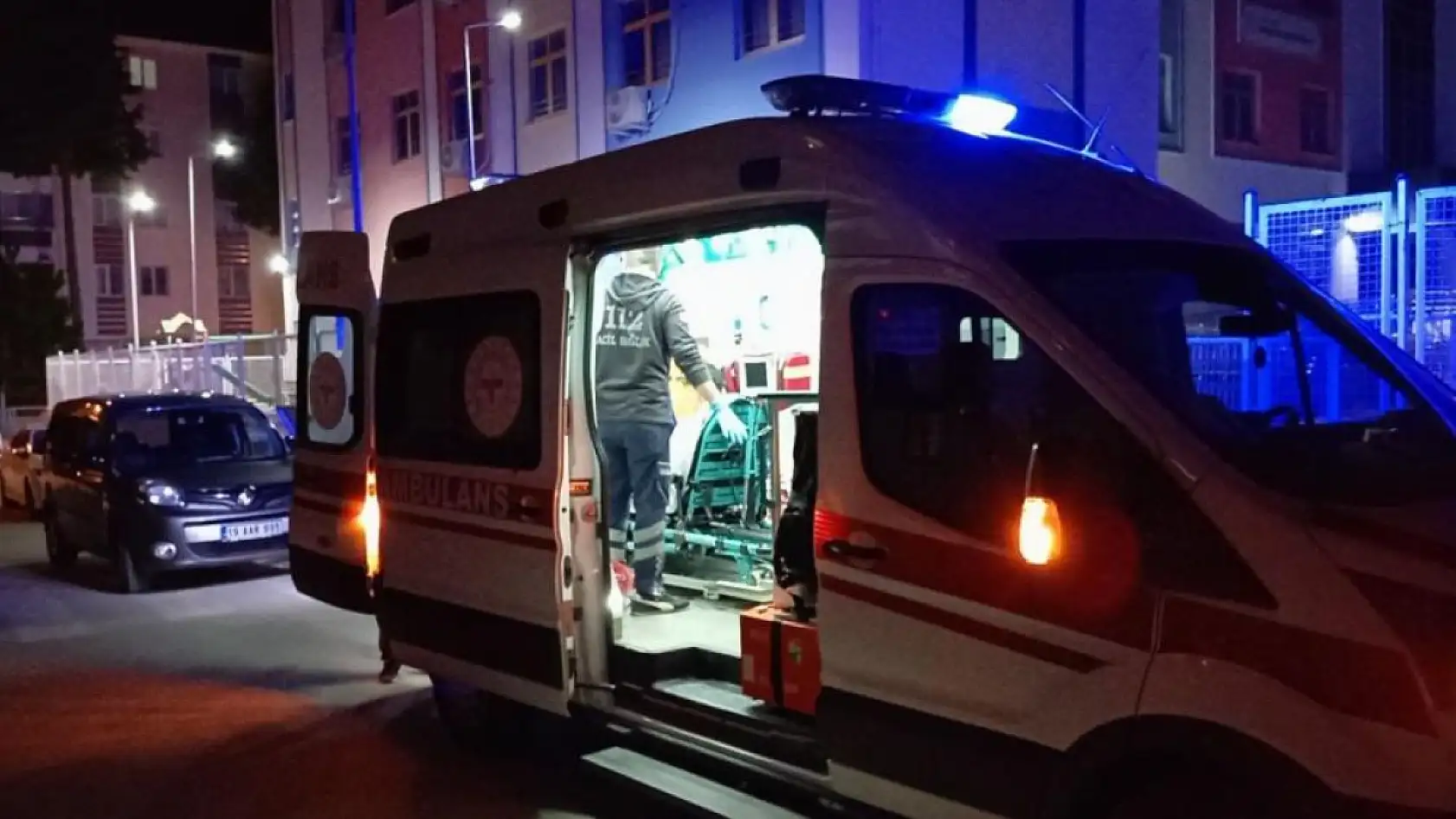 17 yaşındaki genç, okul bahçesinde bıçaklı saldırıya uğradı