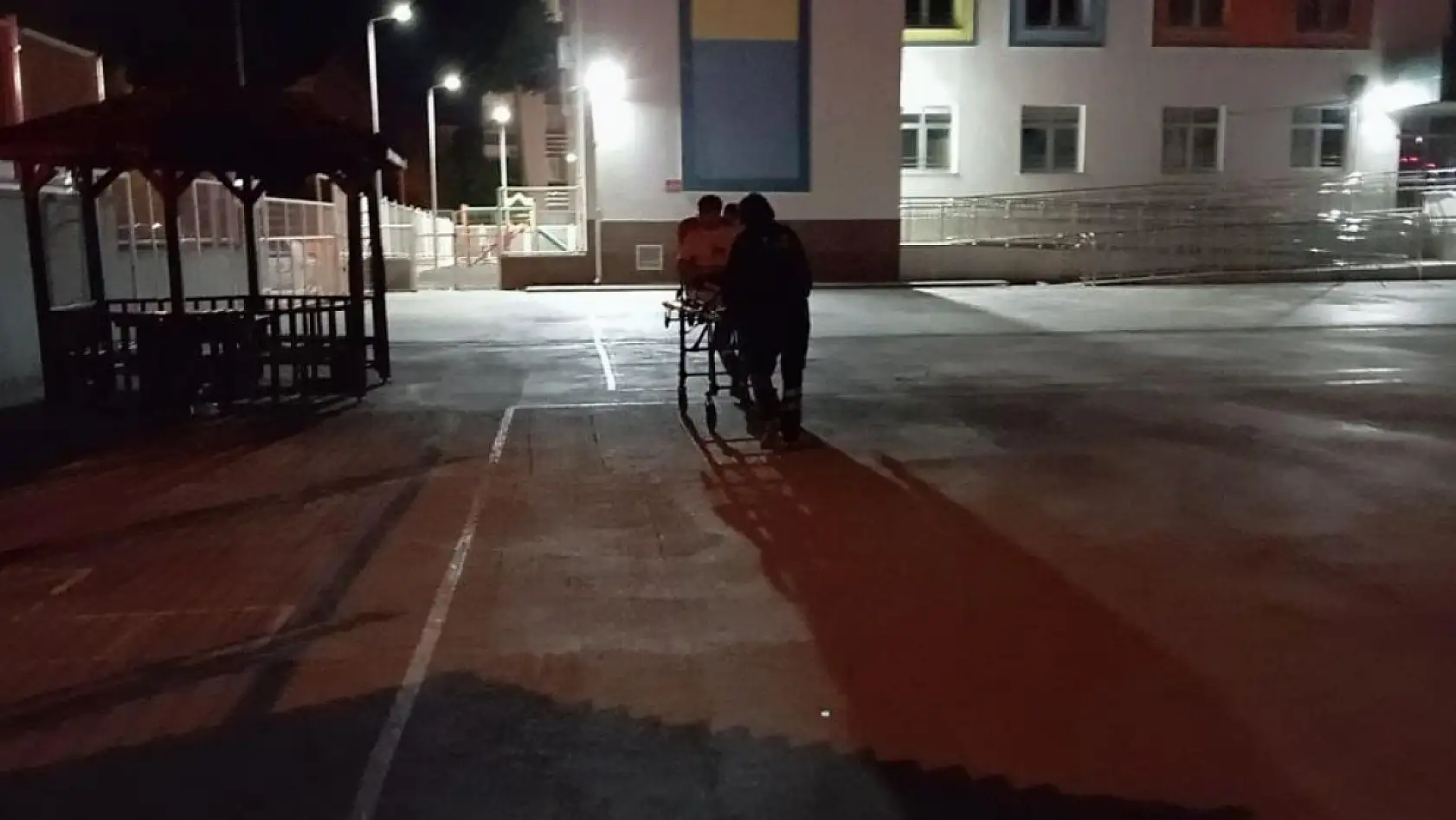 17 yaşındaki genç, okul bahçesinde bıçaklı saldırıya uğradı