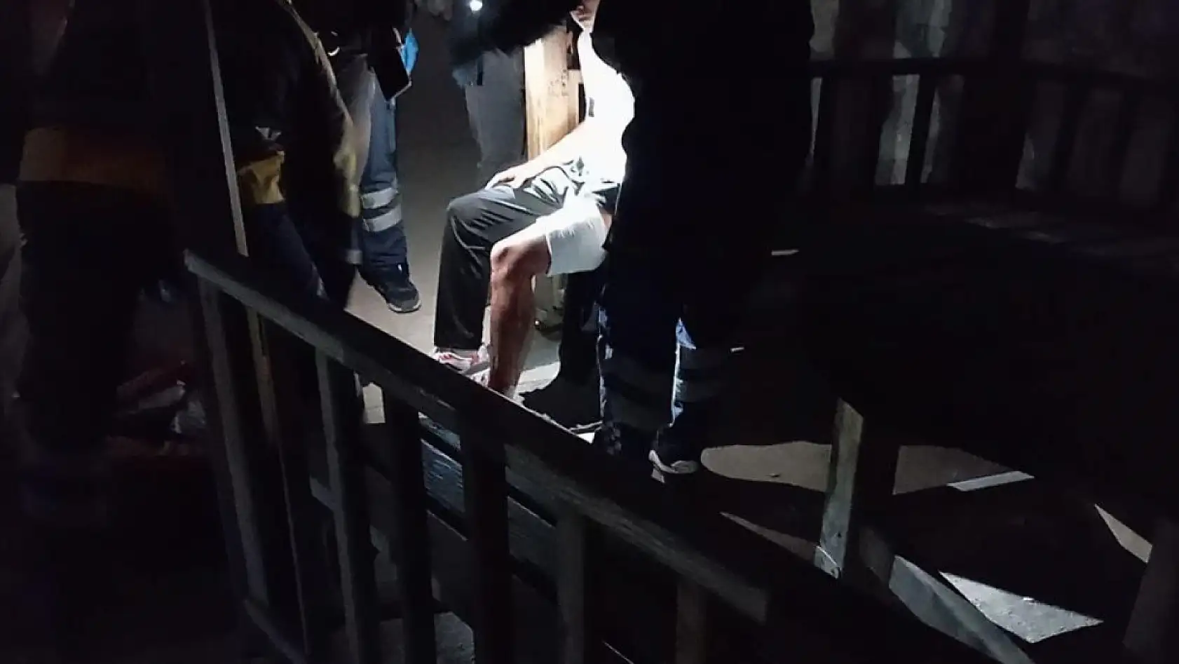 17 yaşındaki genç, okul bahçesinde bıçaklı saldırıya uğradı