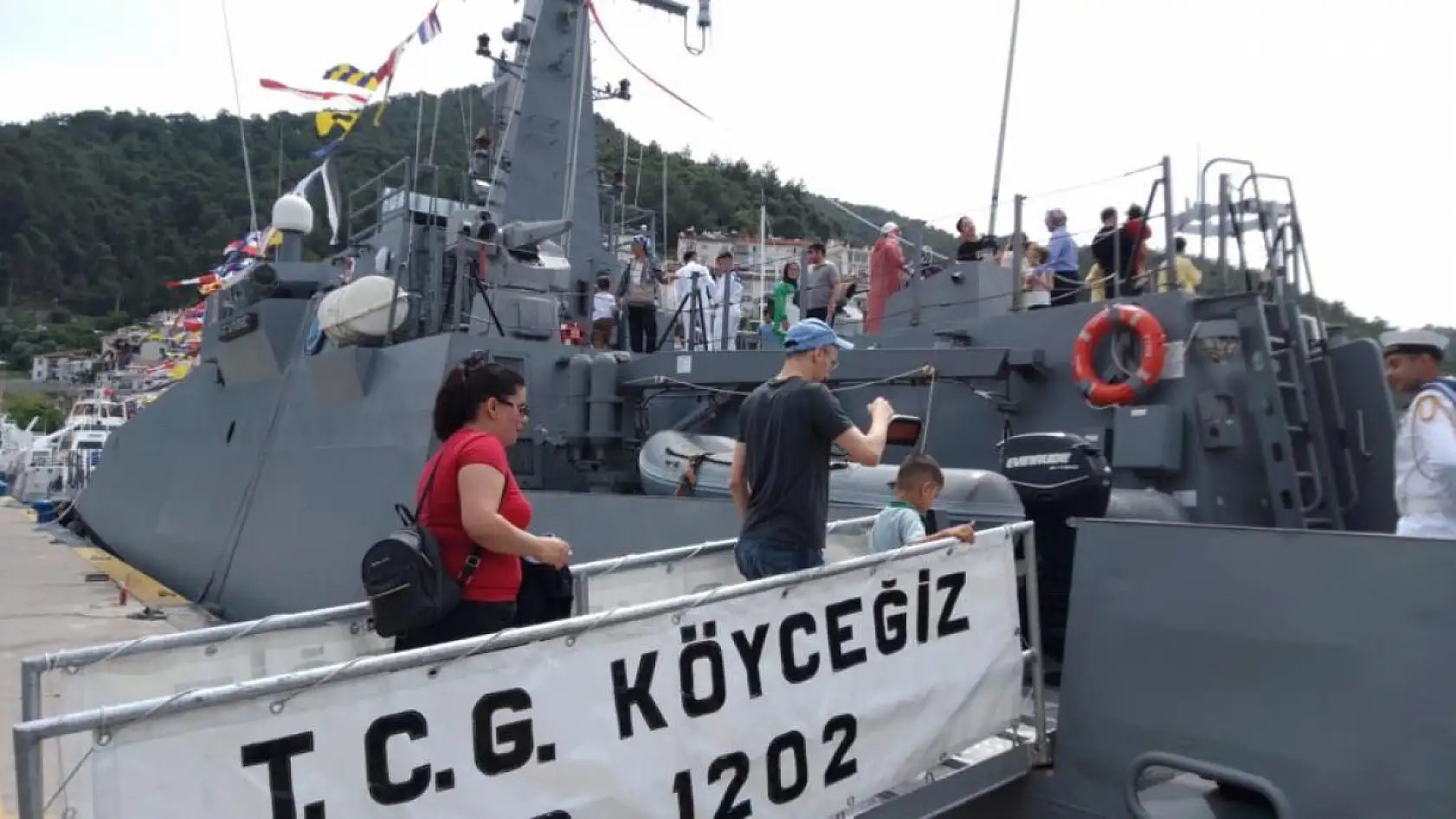 Fethiye'de halkın ziyaretine açılan askeri gemi ilgi gördü