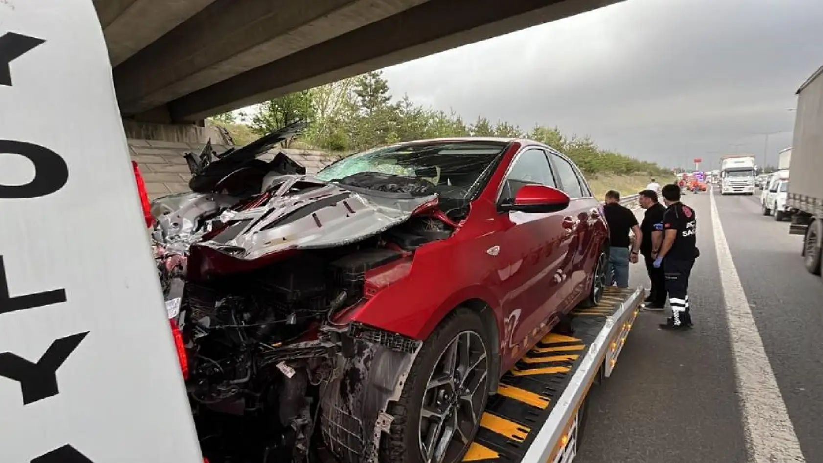 Otomobil tıra arkadan çarptı: 4 kişi yaralandı