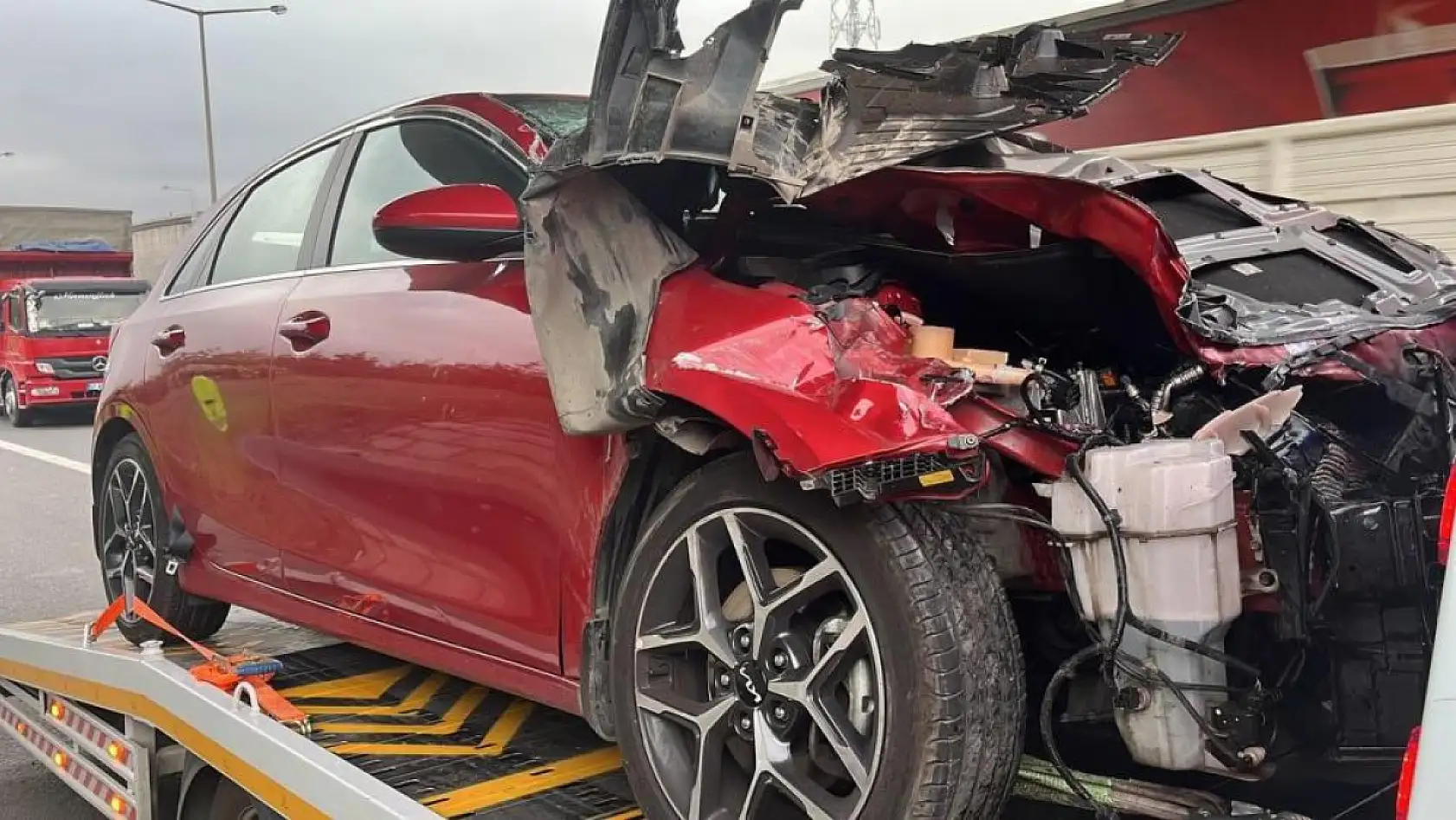 Otomobil tıra arkadan çarptı: 4 kişi yaralandı