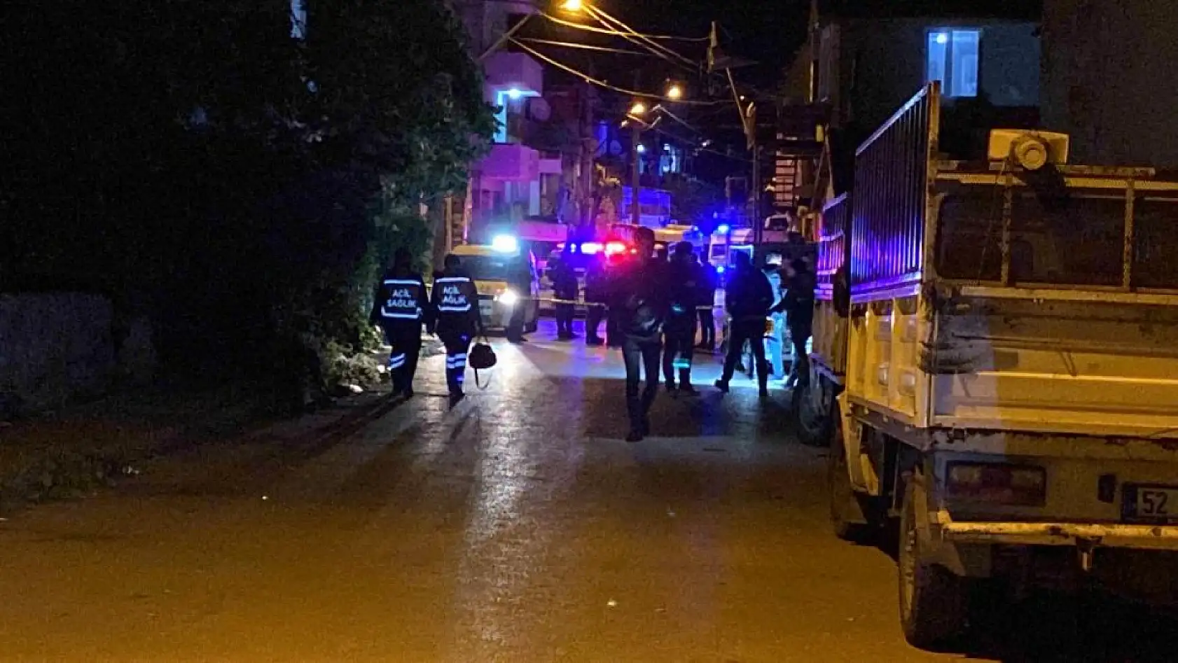 Karısıyla kavga etti, baldızını bıçakladı: Mahalleli sokağa döküldü