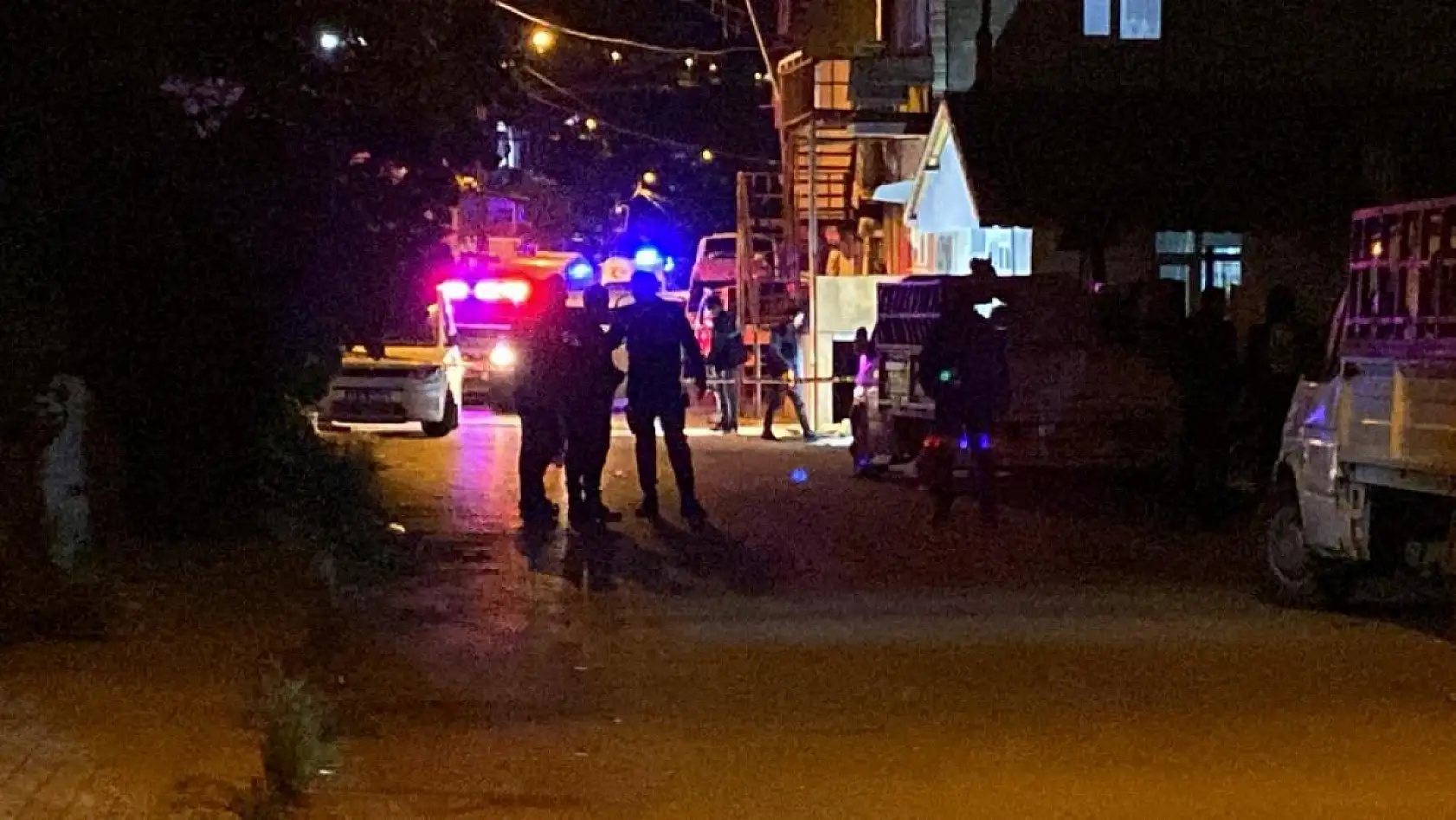 Karısıyla kavga etti, baldızını bıçakladı: Mahalleli sokağa döküldü