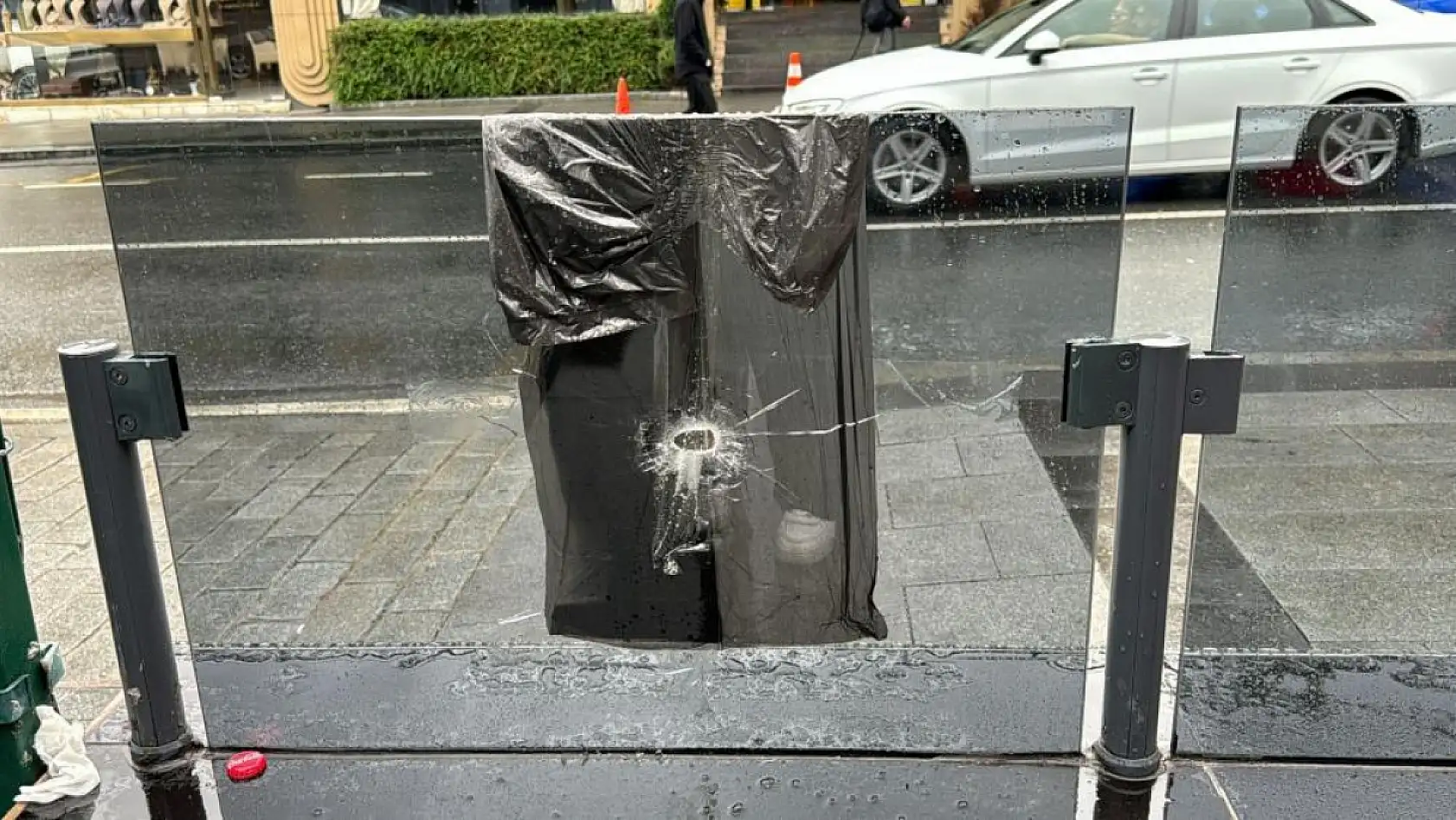 Nusret'e silahlı saldırı: Kurşun bankaya isabet etti, polisler kovalayıp ateş açtı