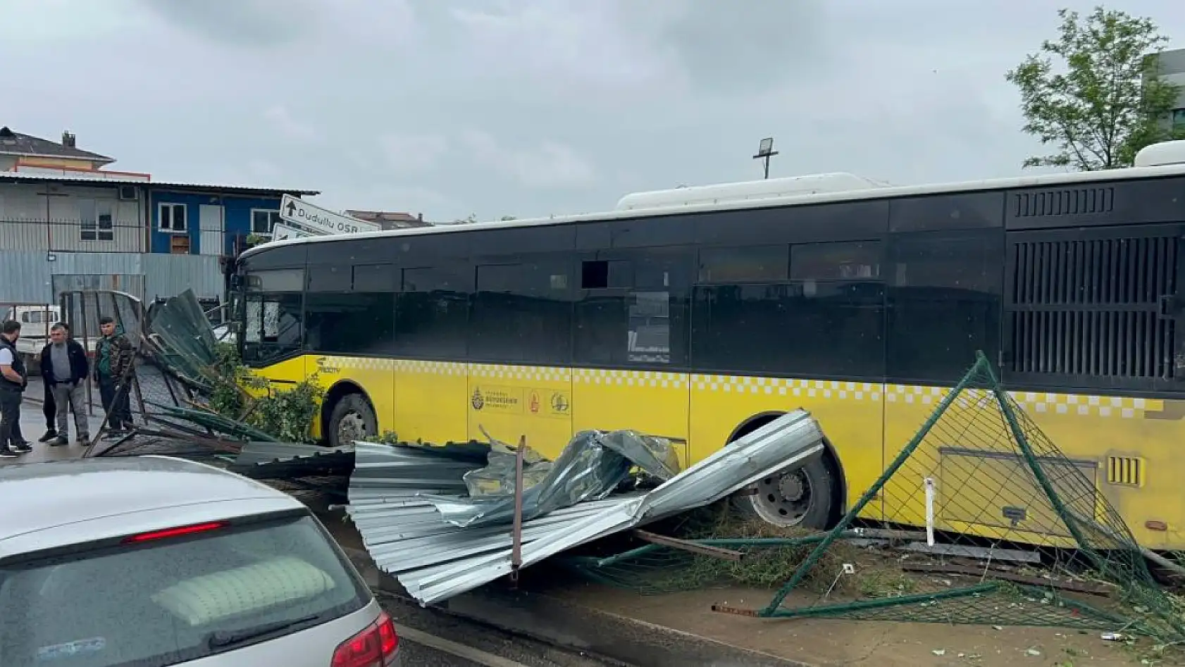 Kaldırıma çıkan İETT otobüsü iş yerine daldı