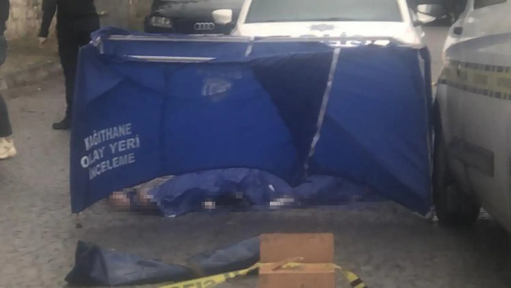 40 yaşındaki genç, otomobilin içerisinde kafasından silahla vurulmuş halde bulundu