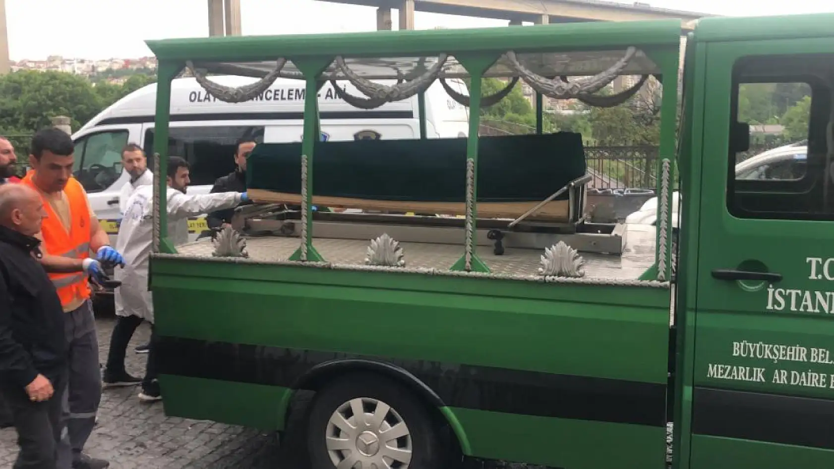 40 yaşındaki genç, otomobilin içerisinde kafasından silahla vurulmuş halde bulundu