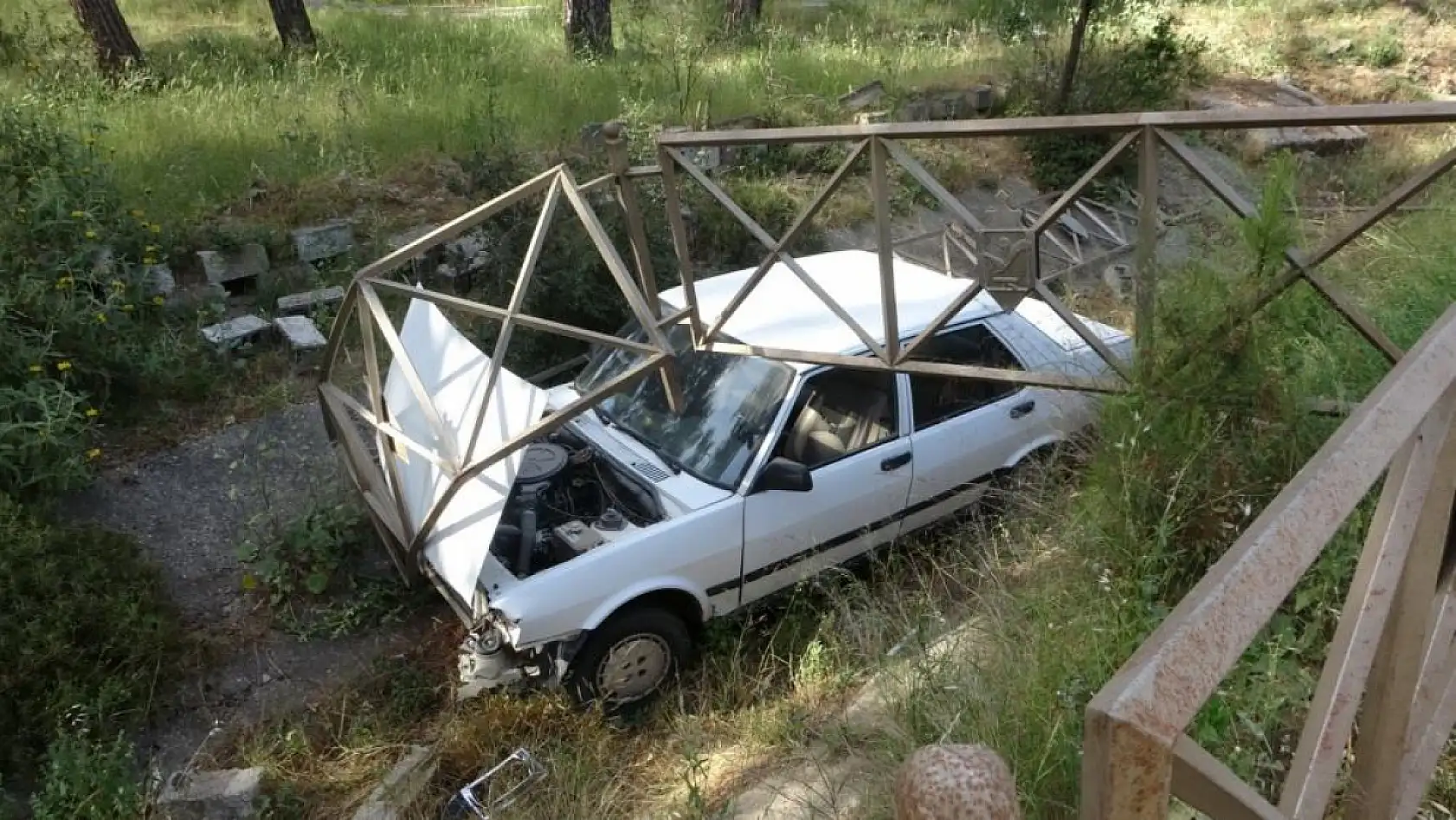 Kanala uçan otomobilden burnu bile kanamadan çıktı