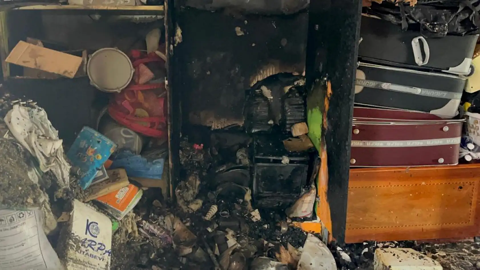 Garajda çıkan yangında dumandan etkilenen 2 kişi hastaneye kaldırıldı