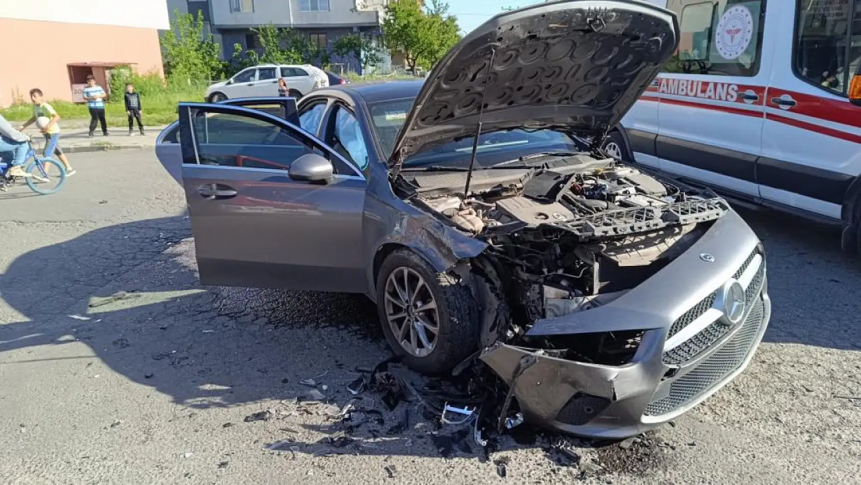 Otomobiller çarpıştı: 1 yaralı