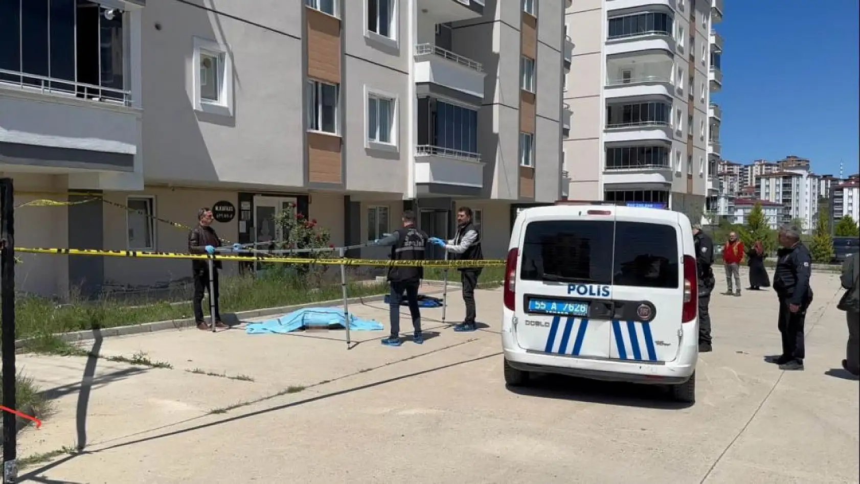 3. kattan düşen genç hayatını kaybetti