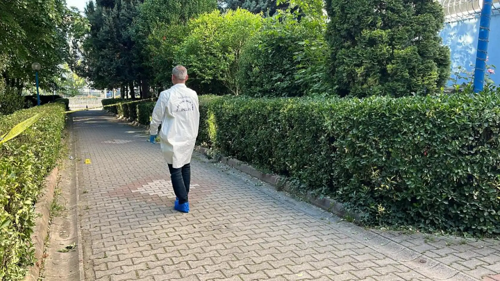 Komşusunu eşi ve çocuğunun gözü önünde tabancayla vurdu