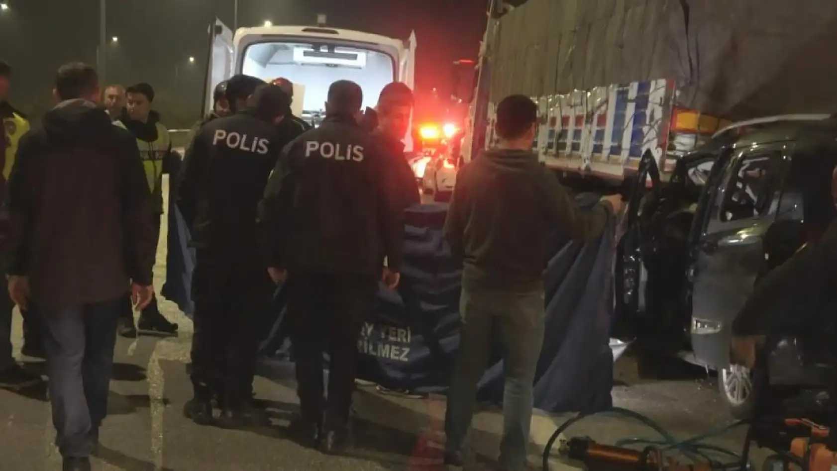 Hafif ticari araç tıra ok gibi saplandı: 1 ölü