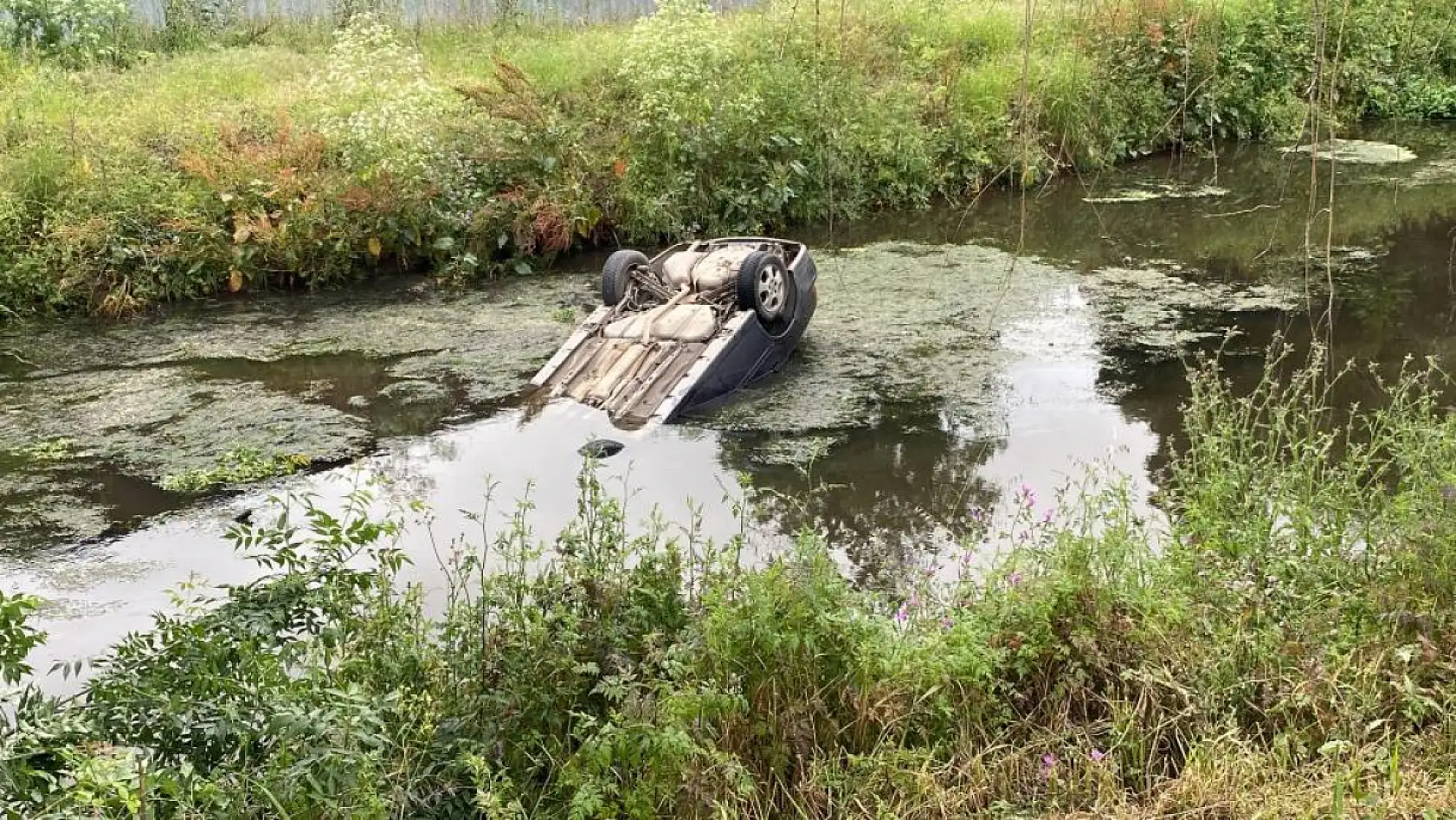 Otomobil dereye uçtu: Şantiye çalışanı kadını boğulmaktan kurtardı
