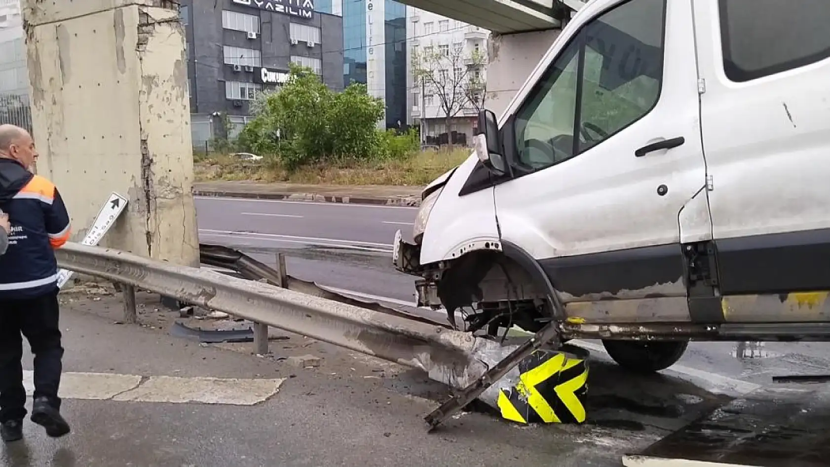 Kamyonet, bariyere ok gibi saplandı