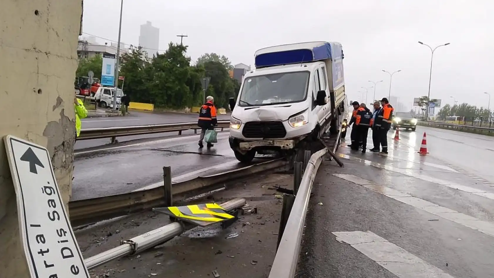 Kamyonet, bariyere ok gibi saplandı