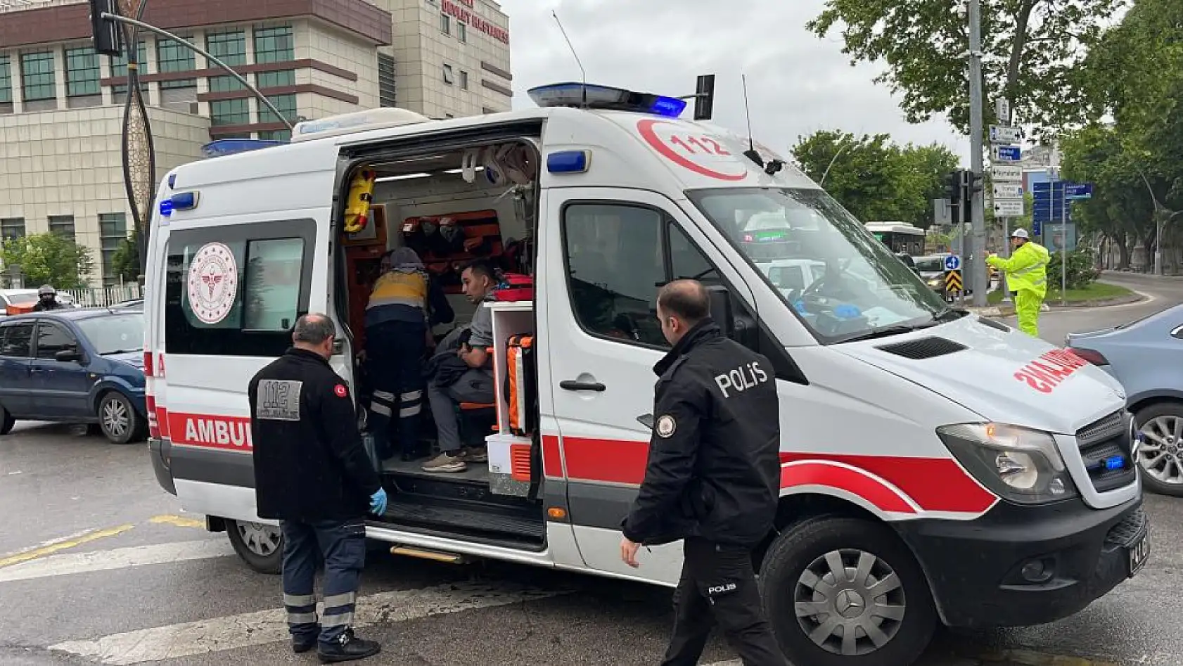 Kavşakta otomobiller çarpıştı: 3 yaralı